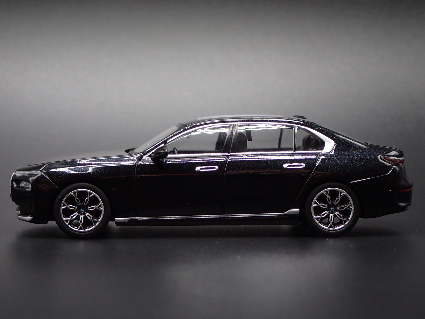 2023-2025 BMW i7 xDRIVE60 G70 BLACK 1:64 SCALE COLLECTIBLE DIECAST MODEL CAR