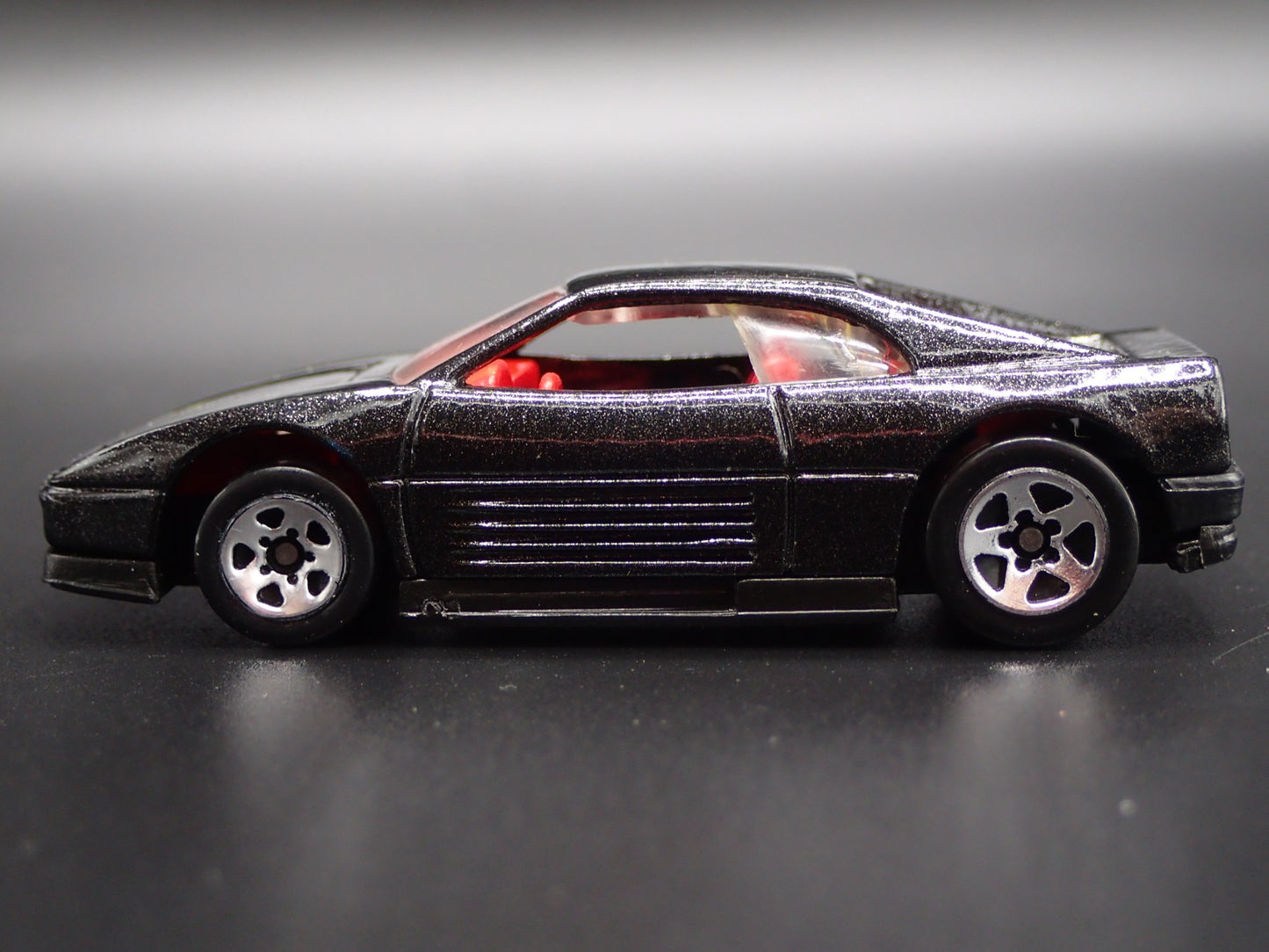 1989-1995 FERRARI 348 SUPER CAR 1:64 SCALE COLLECTIBLE DIORAMA DIECAST MODEL CAR