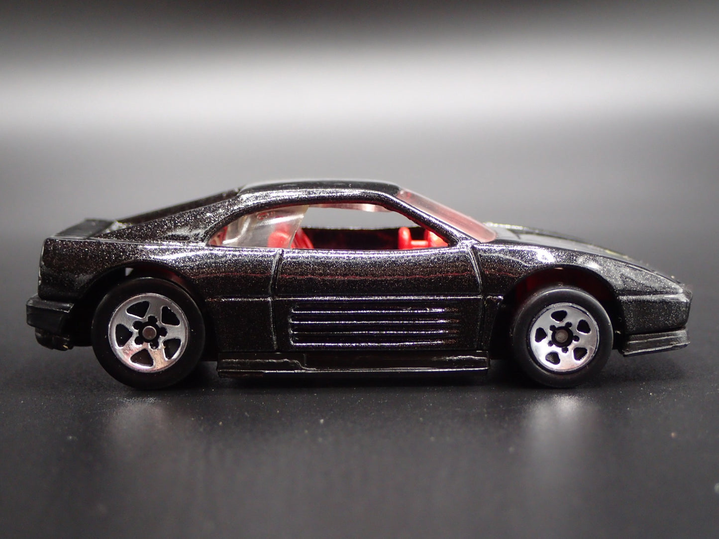 1989-1995 FERRARI 348 SUPER CAR 1:64 SCALE COLLECTIBLE DIORAMA DIECAST MODEL CAR