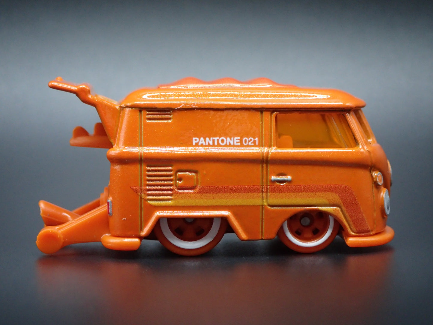 VW VOLKSWAGEN KOOL KOMBI MINI BUS VAN ORANGE 1:64 SCALE DIECAST MODEL CAR
