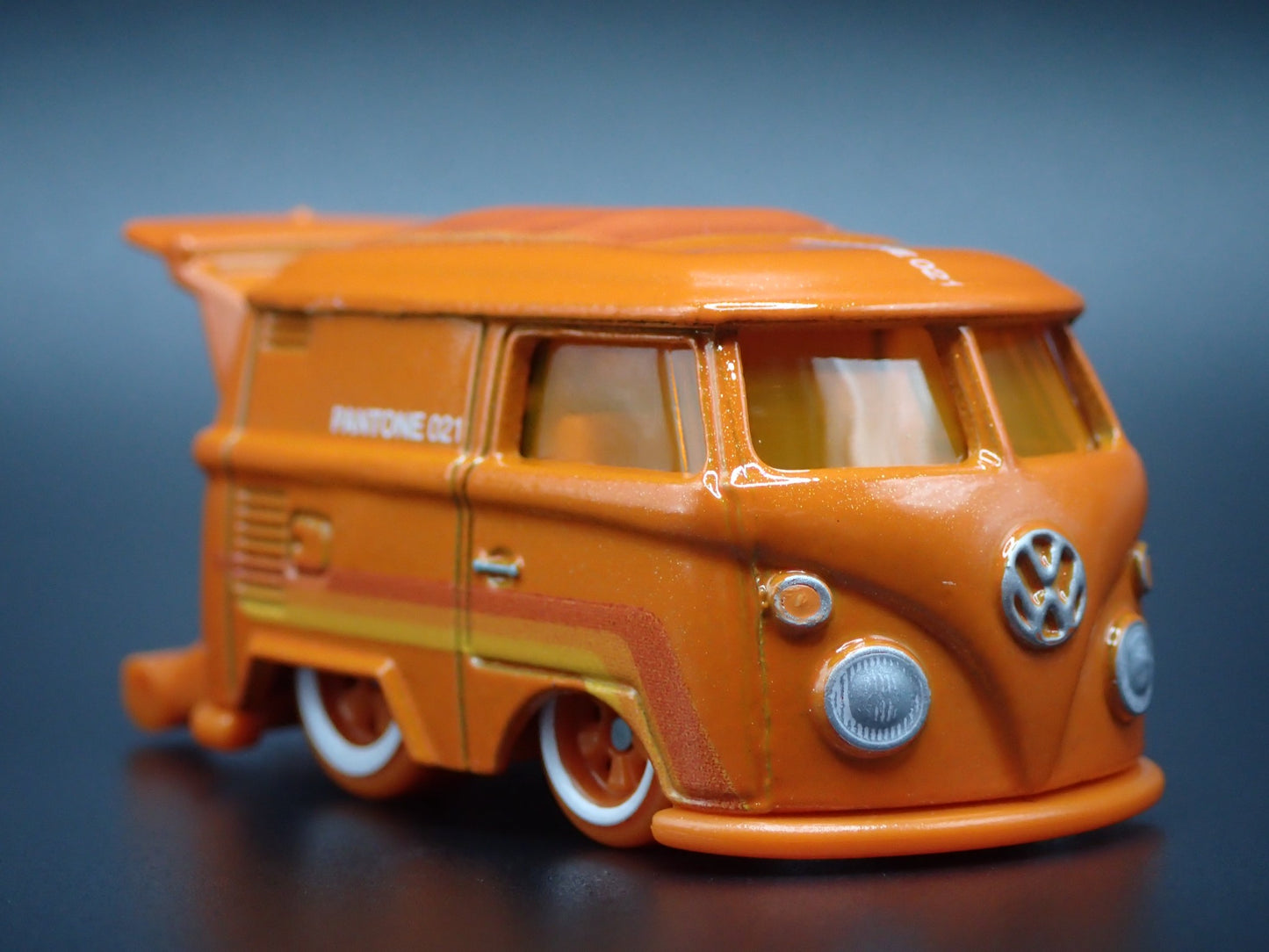 VW VOLKSWAGEN KOOL KOMBI MINI BUS VAN ORANGE 1:64 SCALE DIECAST MODEL CAR