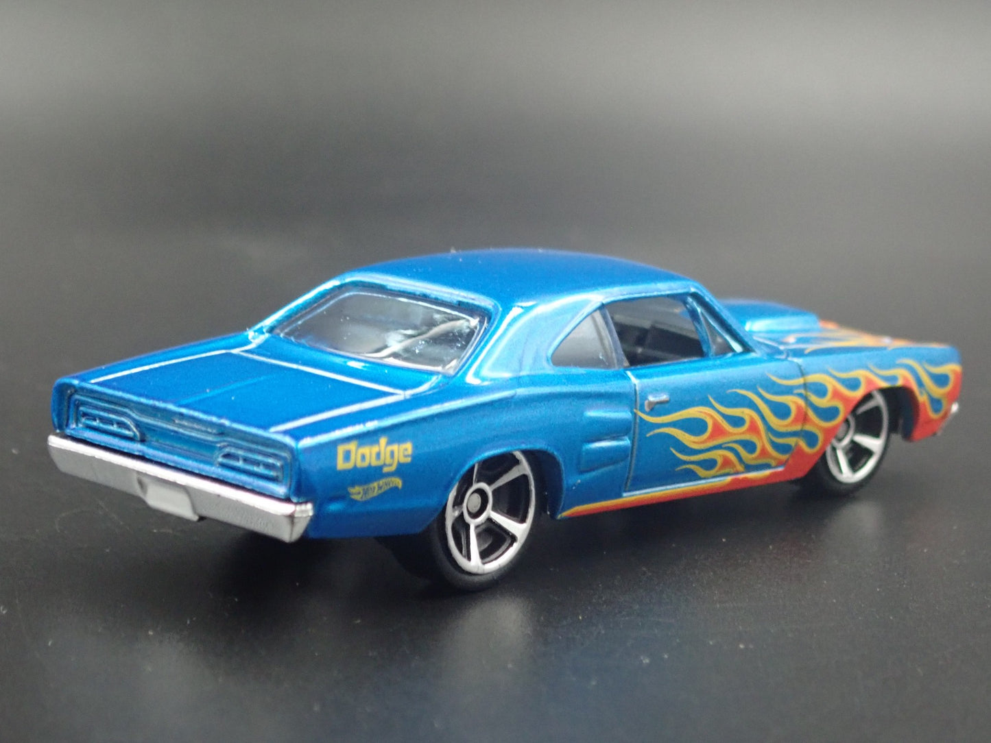 1969 69 DODGE CORONET SUPER BEE BLUE 1:64 SCALE DIORAMA DIECAST MODEL CAR