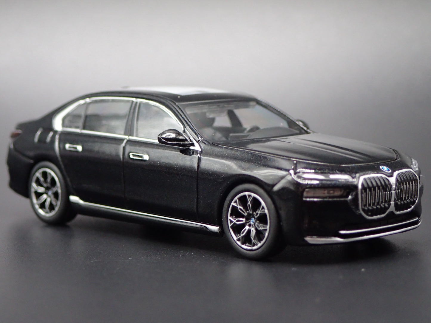 2023-2025 BMW i7 xDRIVE60 G70 BLACK 1:64 SCALE COLLECTIBLE DIECAST MODEL CAR