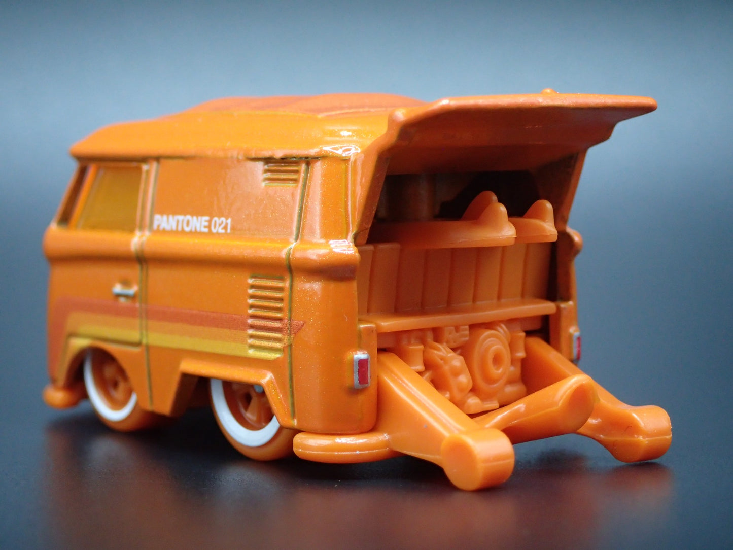 VW VOLKSWAGEN KOOL KOMBI MINI BUS VAN ORANGE 1:64 SCALE DIECAST MODEL CAR