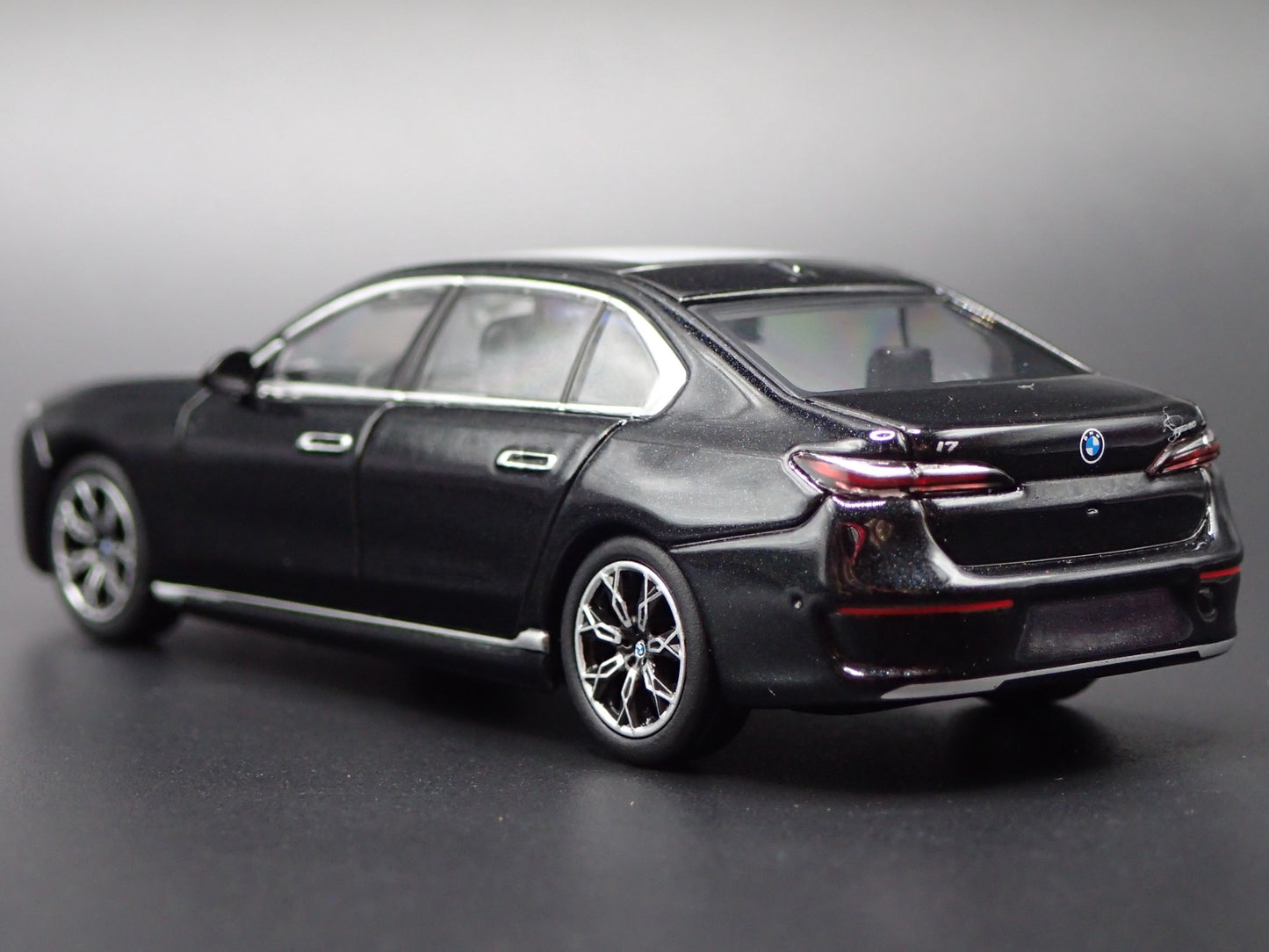 2023-2025 BMW i7 xDRIVE60 G70 BLACK 1:64 SCALE COLLECTIBLE DIECAST MODEL CAR