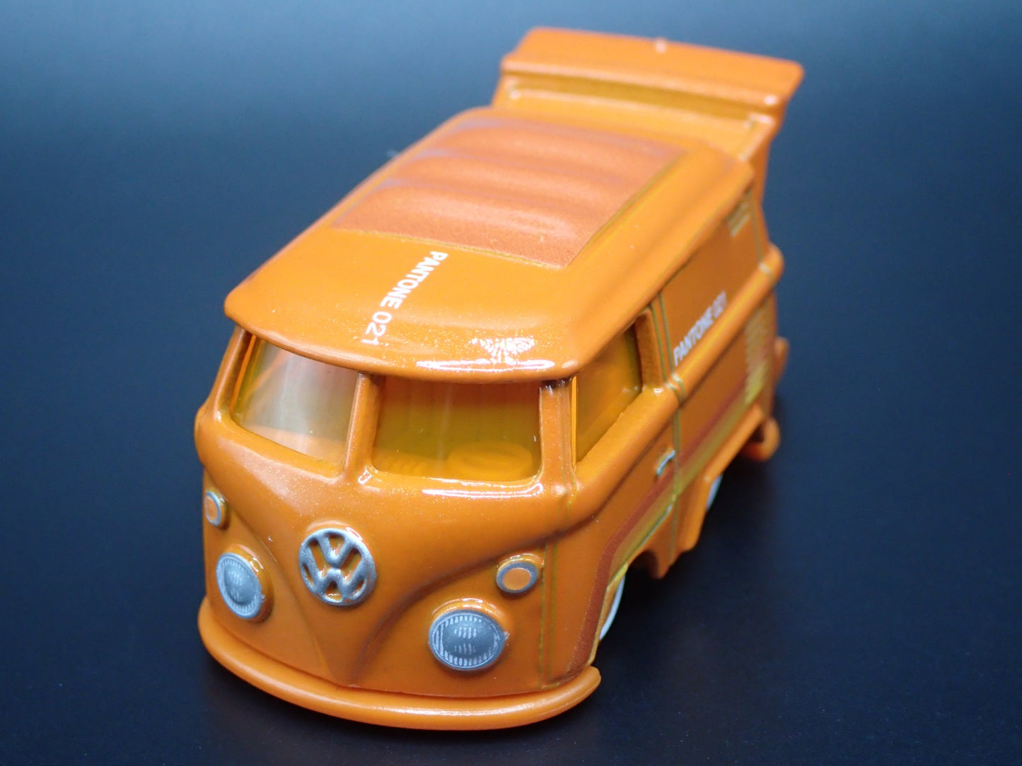VW VOLKSWAGEN KOOL KOMBI MINI BUS VAN ORANGE 1:64 SCALE DIECAST MODEL CAR