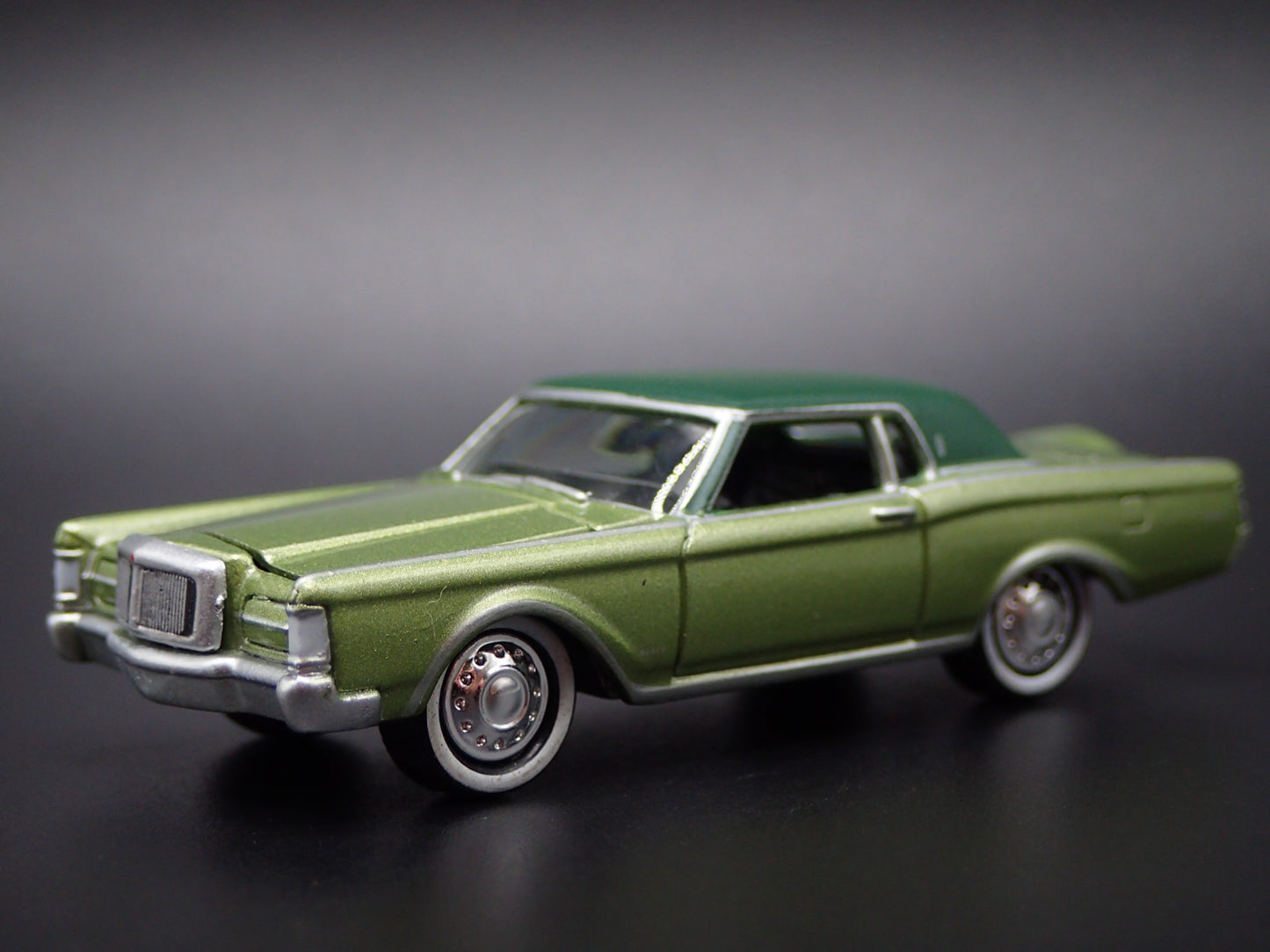 1969 69 LINCOLN CONTINENTAL MARK III GREEN 1:64 SCALE DIORAMA DIECAST MODEL CAR