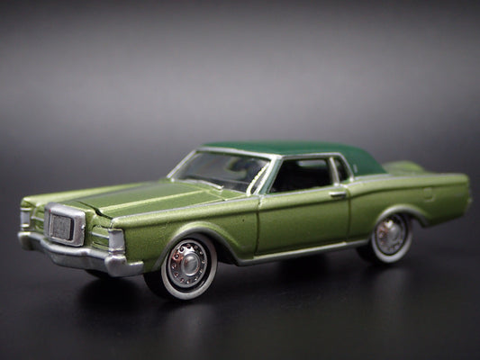 1969 69 LINCOLN CONTINENTAL MARK III GREEN 1:64 SCALE DIORAMA DIECAST MODEL CAR