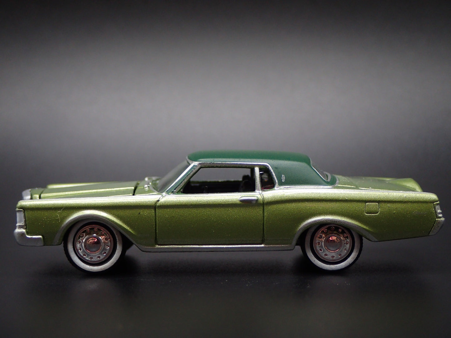 1969 69 LINCOLN CONTINENTAL MARK III GREEN 1:64 SCALE DIORAMA DIECAST MODEL CAR
