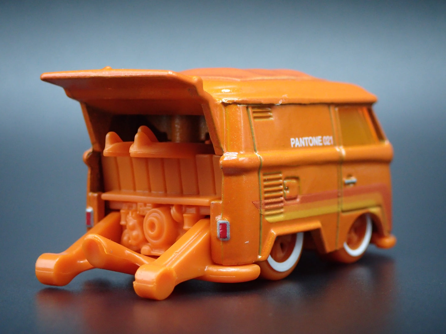VW VOLKSWAGEN KOOL KOMBI MINI BUS VAN ORANGE 1:64 SCALE DIECAST MODEL CAR