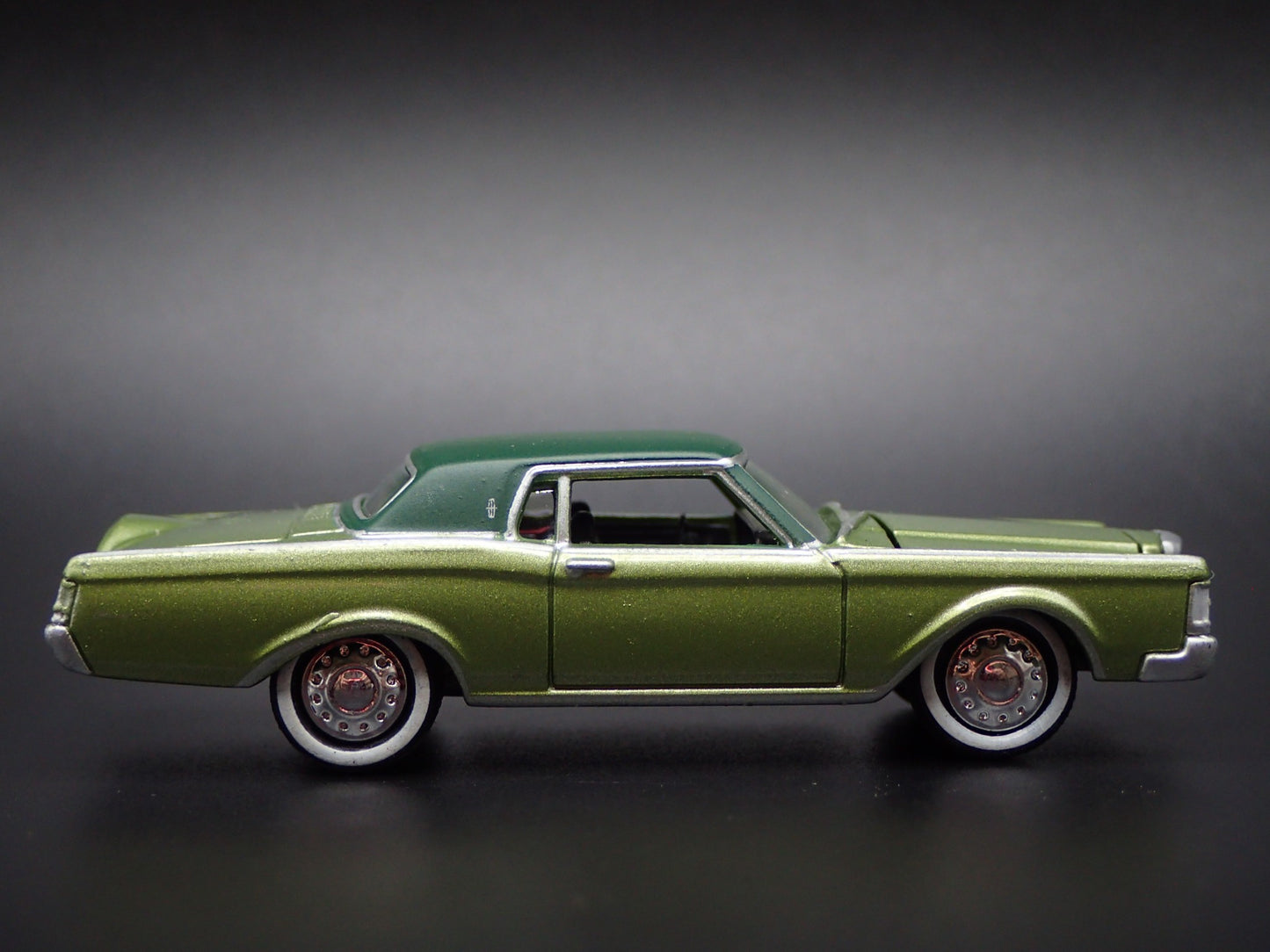1969 69 LINCOLN CONTINENTAL MARK III GREEN 1:64 SCALE DIORAMA DIECAST MODEL CAR