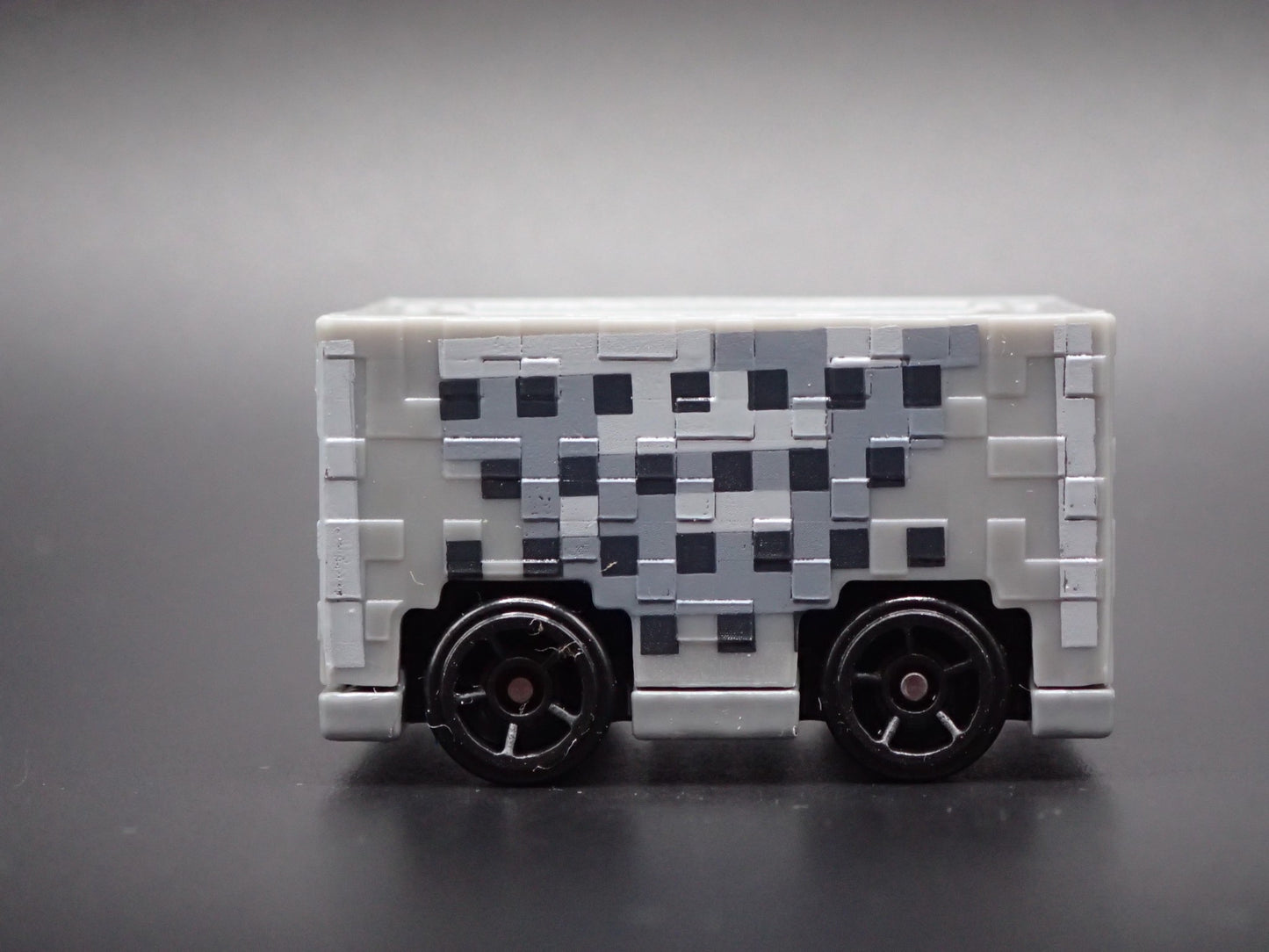 MINECRAFT MINECART SILVER DARK 1:64 SCALE COLLECTIBLE DIORAMA DIECAST MODEL CAR