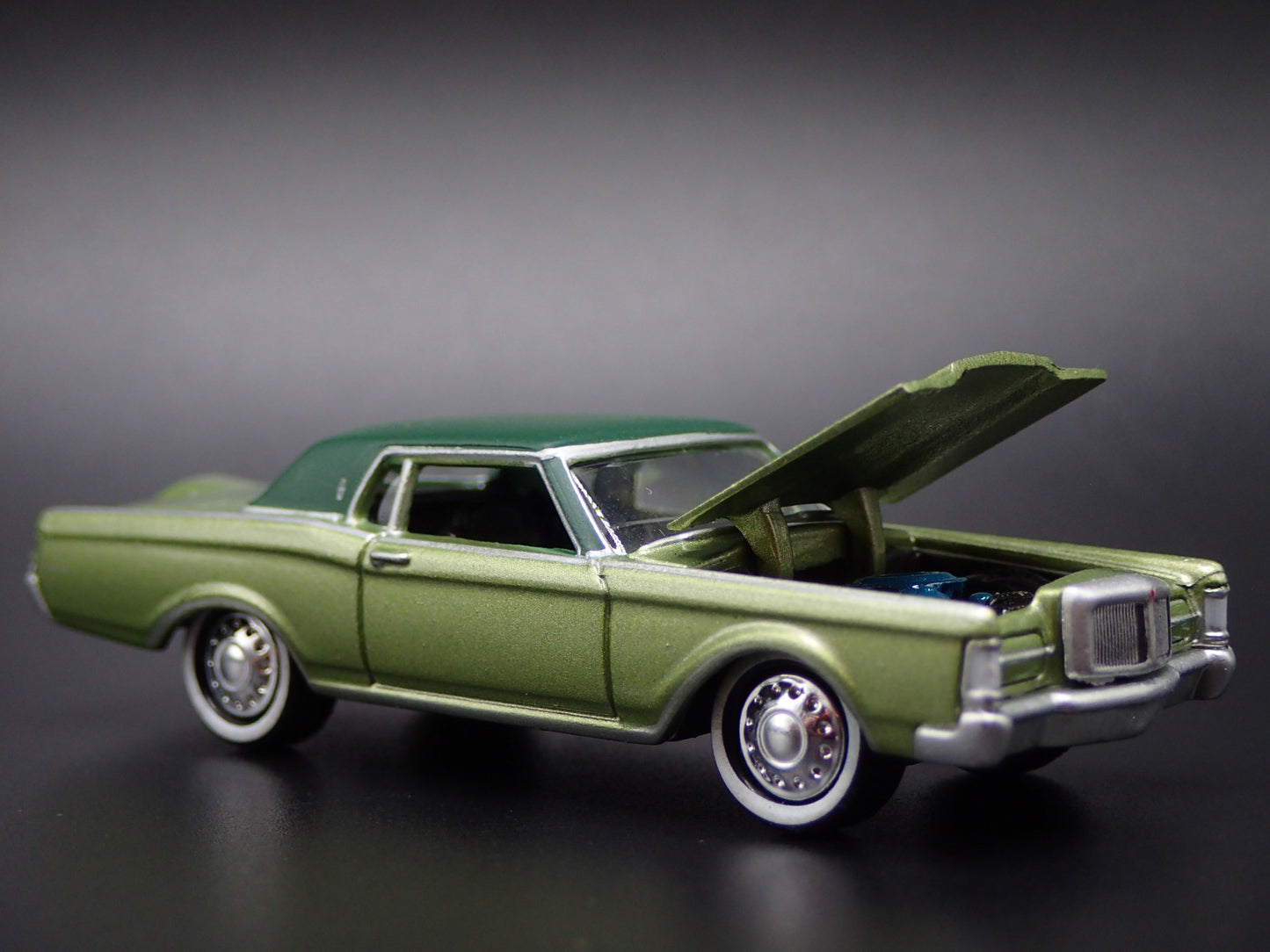 1969 69 LINCOLN CONTINENTAL MARK III GREEN 1:64 SCALE DIORAMA DIECAST MODEL CAR