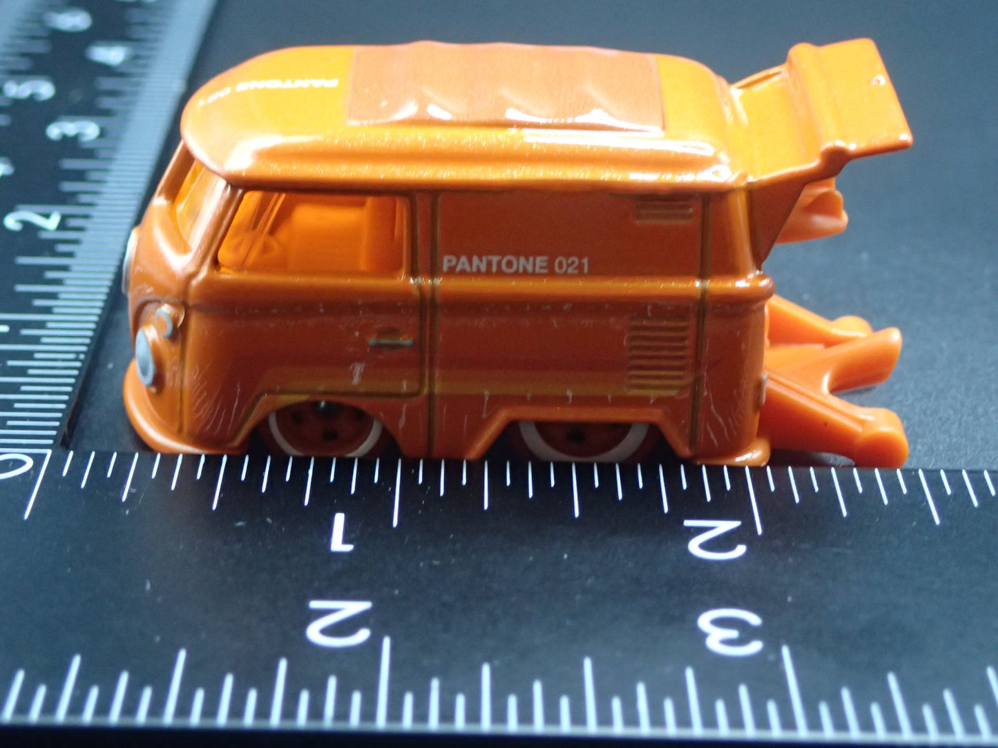 VW VOLKSWAGEN KOOL KOMBI MINI BUS VAN ORANGE 1:64 SCALE DIECAST MODEL CAR
