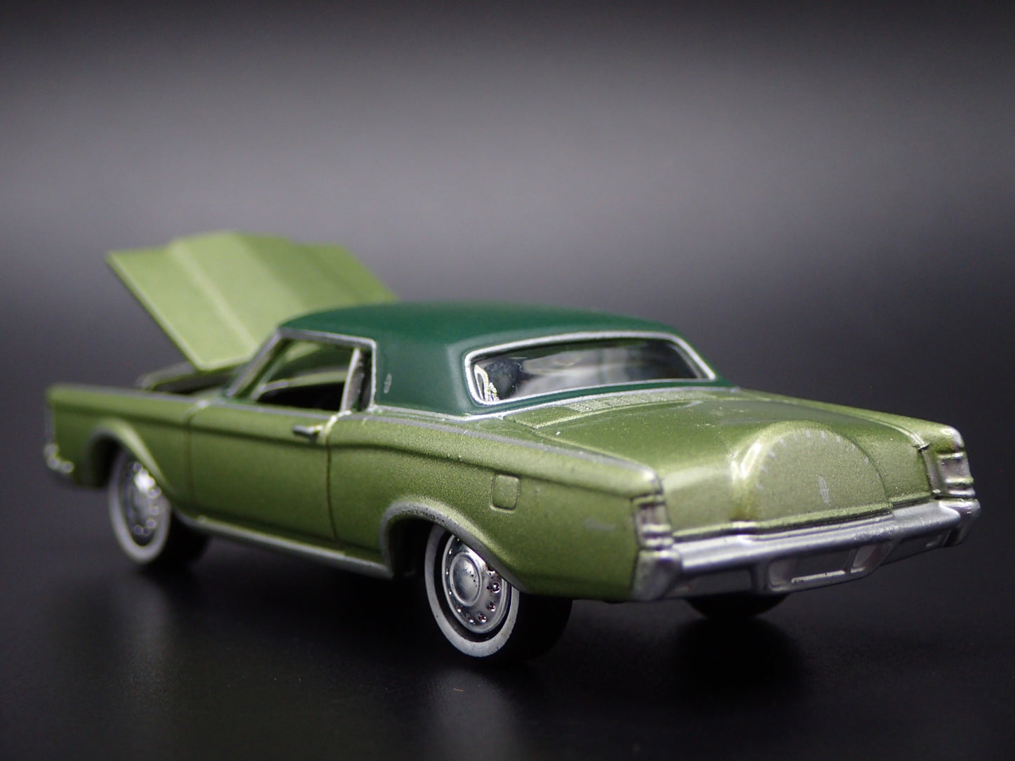 1969 69 LINCOLN CONTINENTAL MARK III GREEN 1:64 SCALE DIORAMA DIECAST MODEL CAR