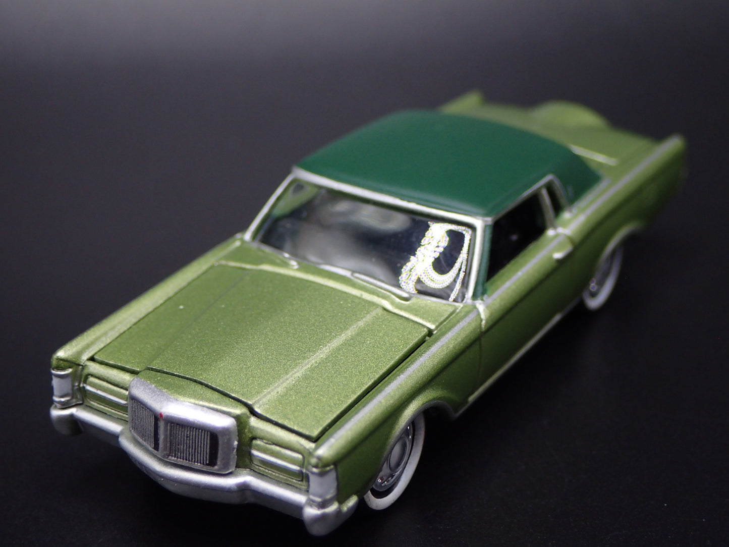 1969 69 LINCOLN CONTINENTAL MARK III GREEN 1:64 SCALE DIORAMA DIECAST MODEL CAR