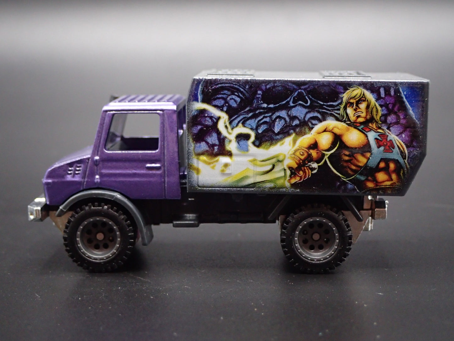 MERCEDES-BENZ UNIMOG U 1300L MASTERS OF UNIVERSE  1:64 SCALE DIECAST MODEL CAR