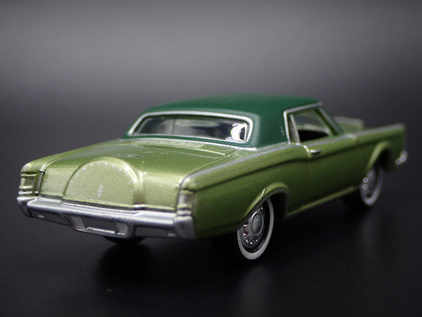 1969 69 LINCOLN CONTINENTAL MARK III GREEN 1:64 SCALE DIORAMA DIECAST MODEL CAR