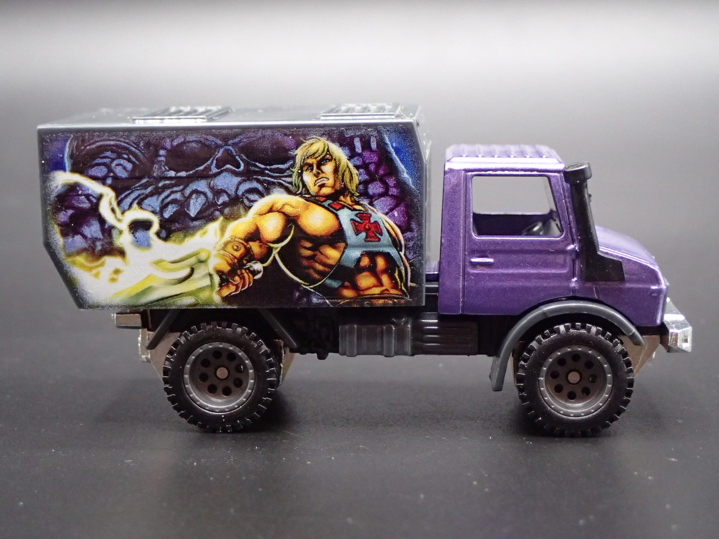 MERCEDES-BENZ UNIMOG U 1300L MASTERS OF UNIVERSE  1:64 SCALE DIECAST MODEL CAR