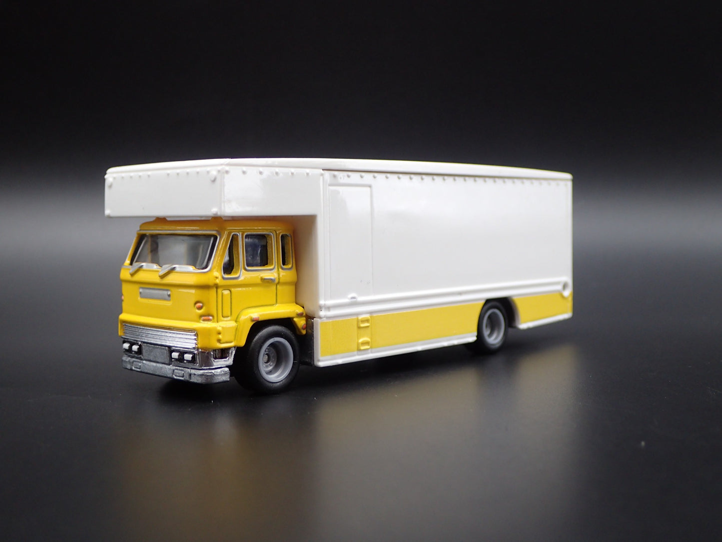 VINTAGE COE RAMP ENCLOSED TRUCK CAR HAULER  1:64 SCALE DIORAMA DIECAST MODEL CAR