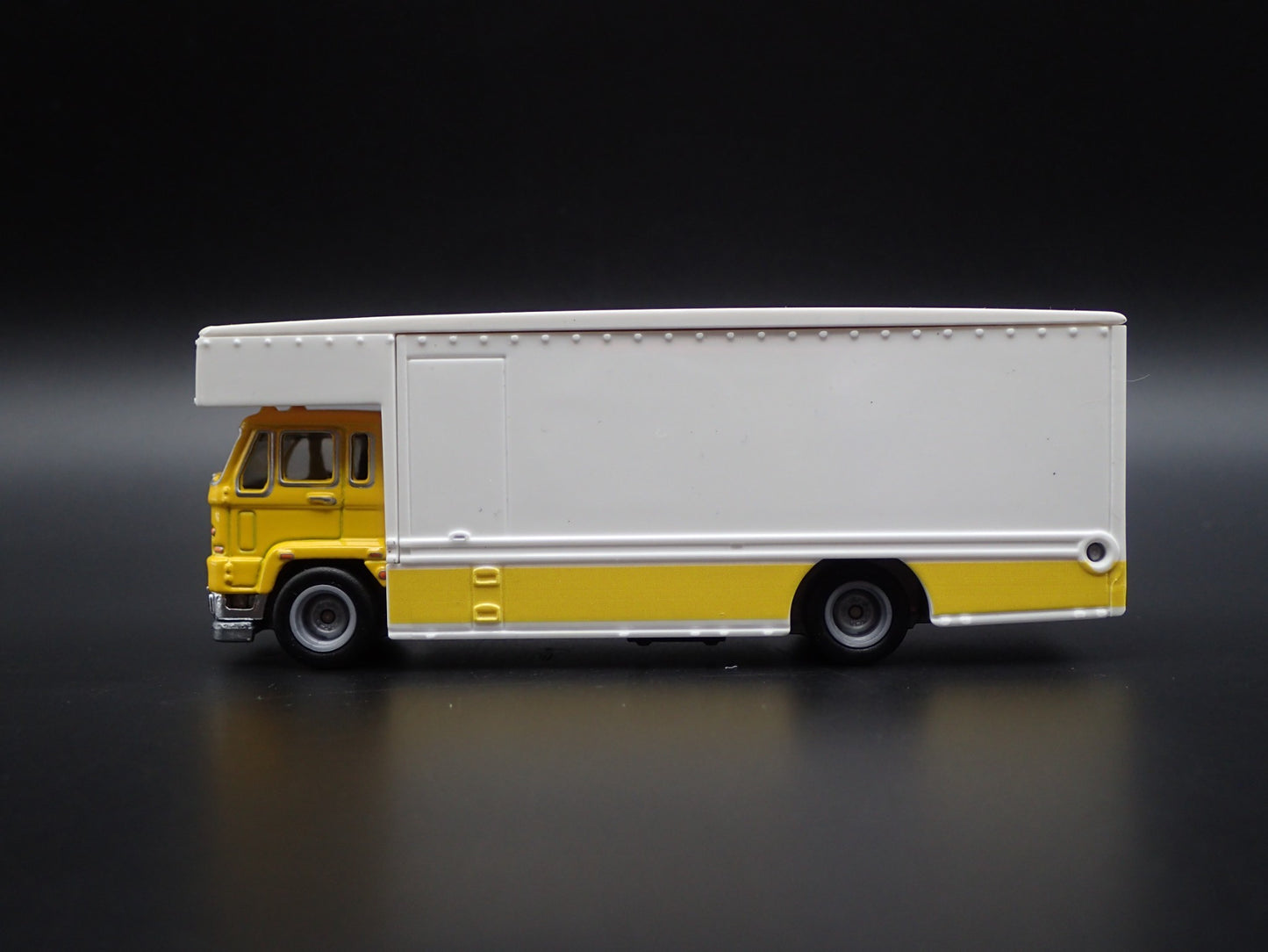 VINTAGE COE RAMP ENCLOSED TRUCK CAR HAULER  1:64 SCALE DIORAMA DIECAST MODEL CAR