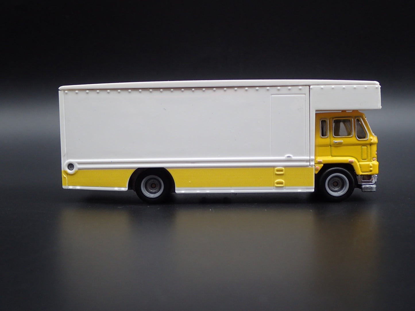 VINTAGE COE RAMP ENCLOSED TRUCK CAR HAULER  1:64 SCALE DIORAMA DIECAST MODEL CAR