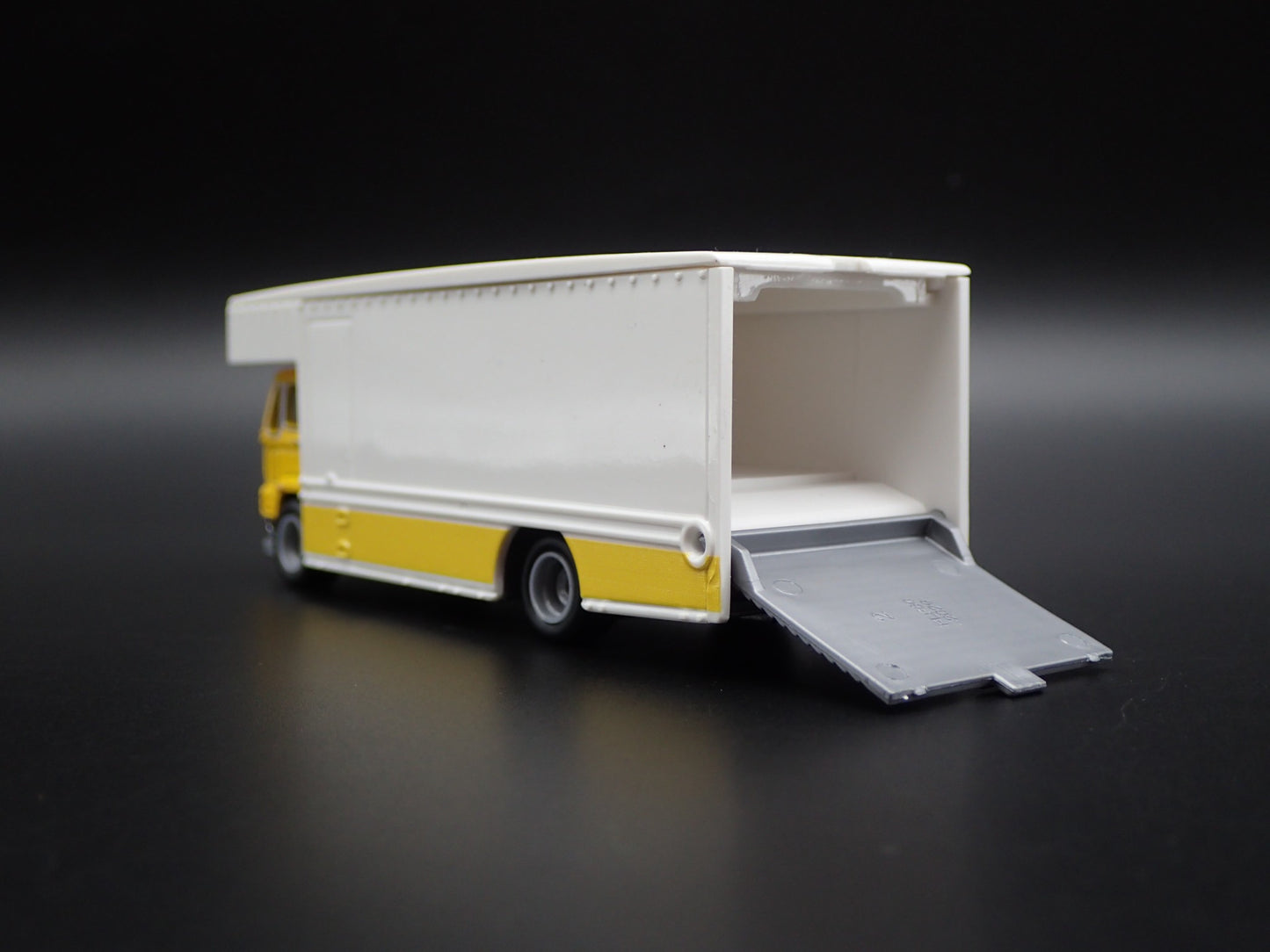 VINTAGE COE RAMP ENCLOSED TRUCK CAR HAULER  1:64 SCALE DIORAMA DIECAST MODEL CAR