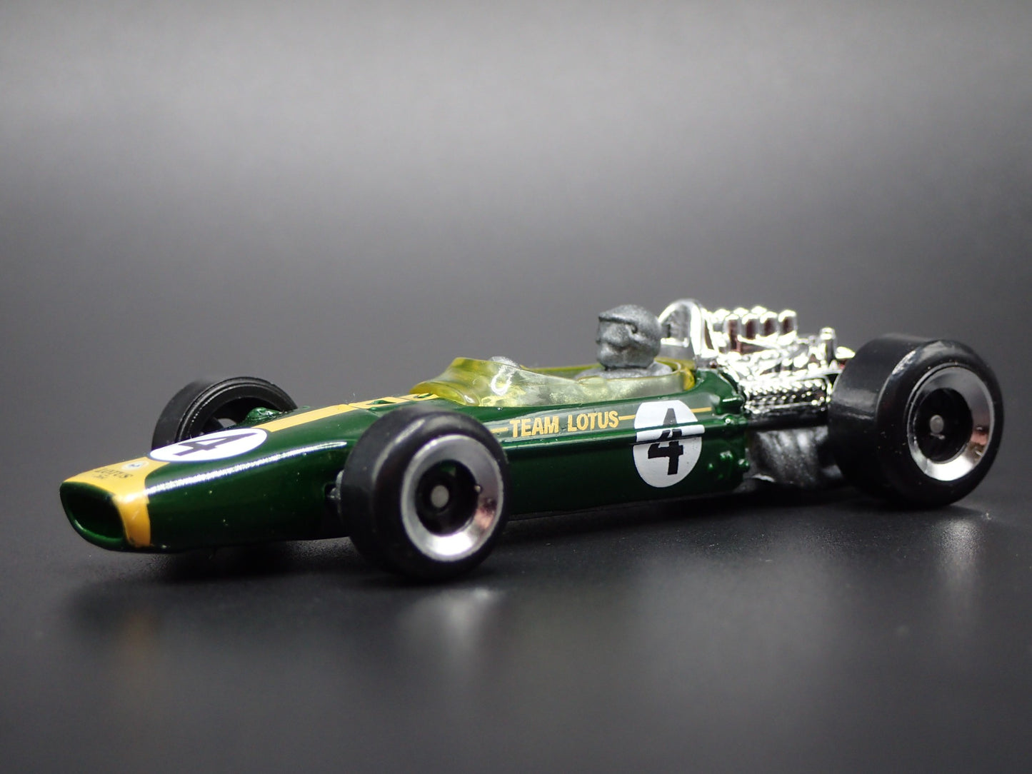 1967 67 LOTUS TYPE 49 #4 FORMULA 1 F1 GREEN 1/64 SCALE DIORAMA DIECAST MODEL CAR