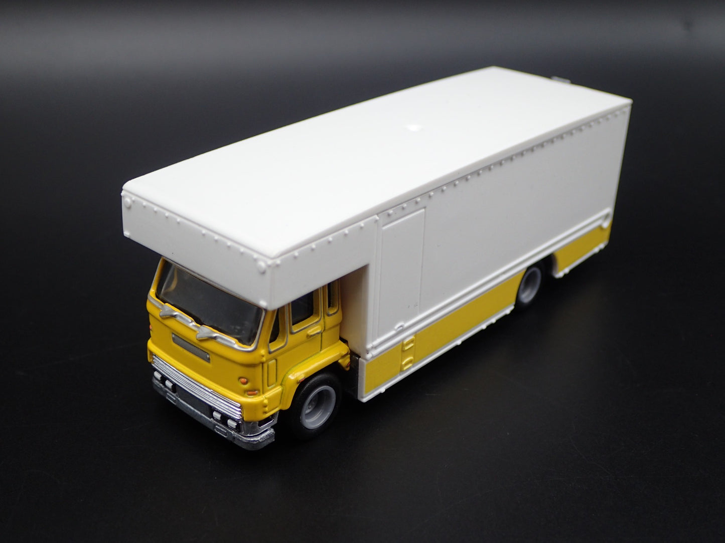 VINTAGE COE RAMP ENCLOSED TRUCK CAR HAULER  1:64 SCALE DIORAMA DIECAST MODEL CAR