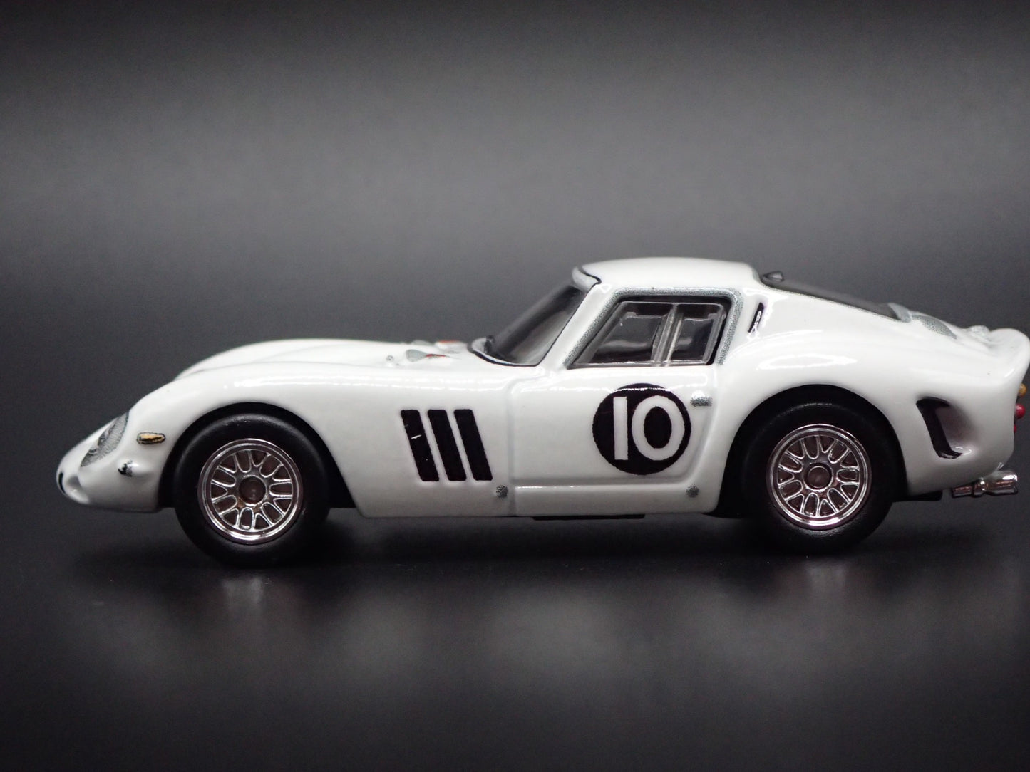 FERRARI 250 GTO RACING RARE 1:64 SCALE COLLECTIBLE DIORAMA DIECAST MODEL CAR