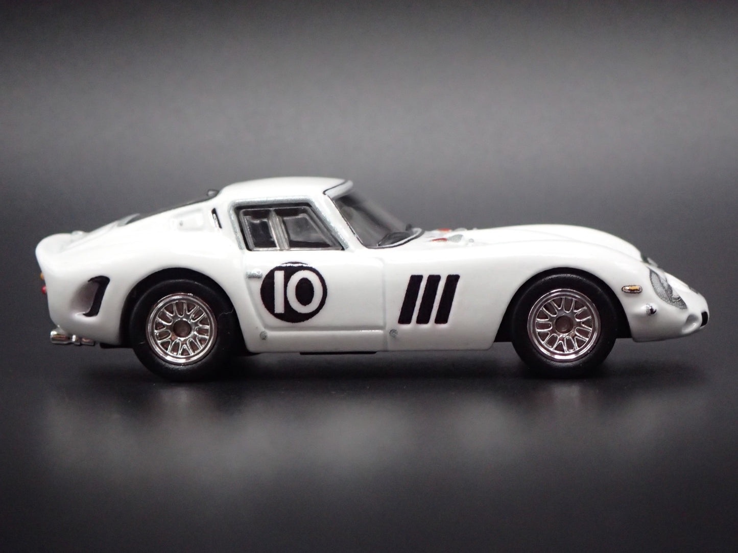 FERRARI 250 GTO RACING RARE 1:64 SCALE COLLECTIBLE DIORAMA DIECAST MODEL CAR
