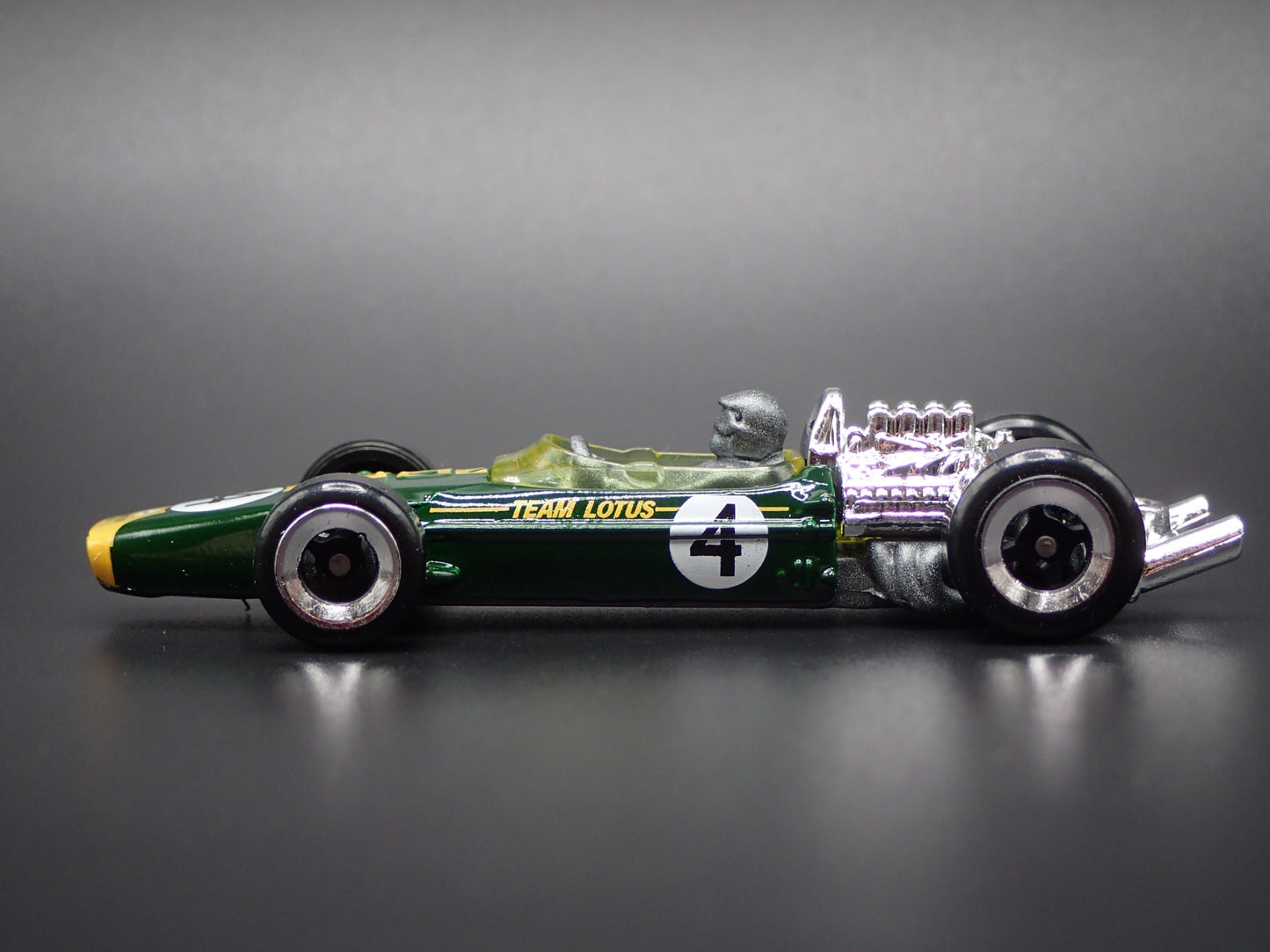 1967 67 LOTUS TYPE 49 #4 FORMULA 1 F1 GREEN 1/64 SCALE DIORAMA DIECAST MODEL CAR