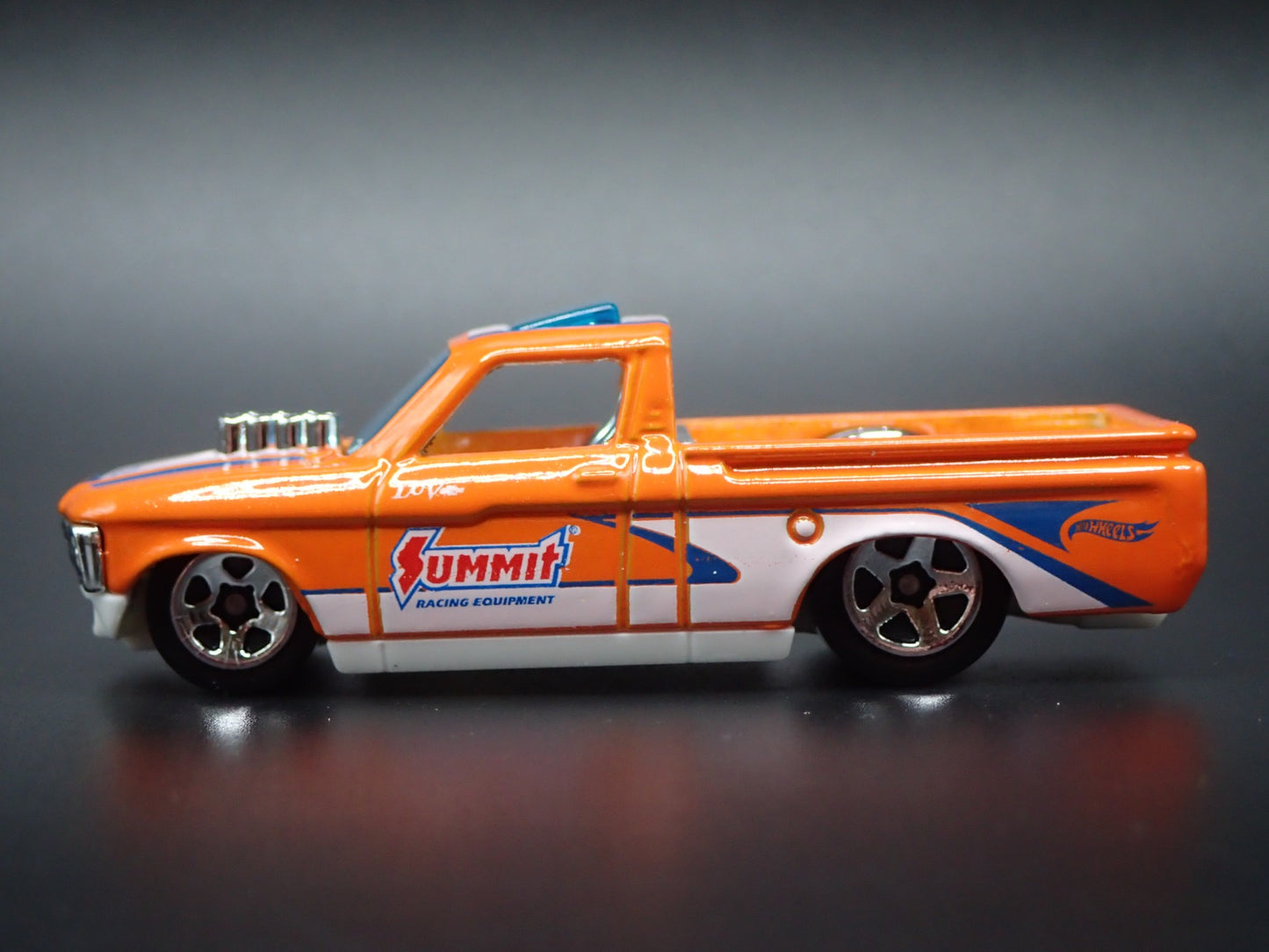 1972 72 CHEVY CHEVROLET LUV PICKUP TRUCK 1:64 SCALE DIORAMA DIECAST MODEL CAR