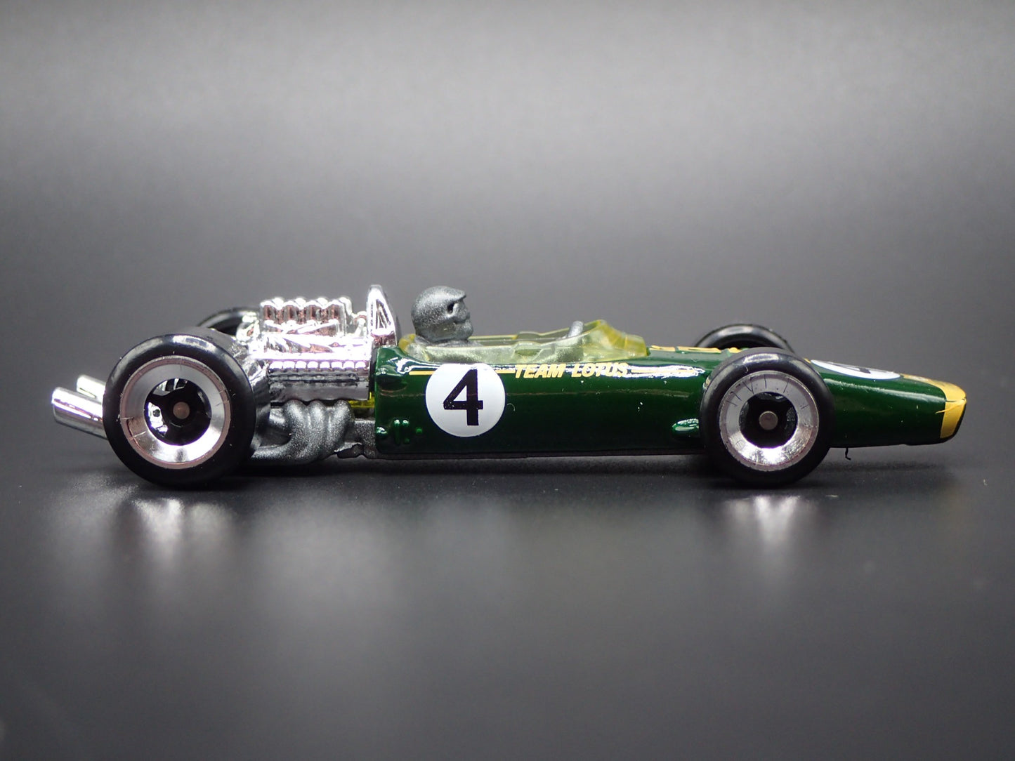 1967 67 LOTUS TYPE 49 #4 FORMULA 1 F1 GREEN 1/64 SCALE DIORAMA DIECAST MODEL CAR