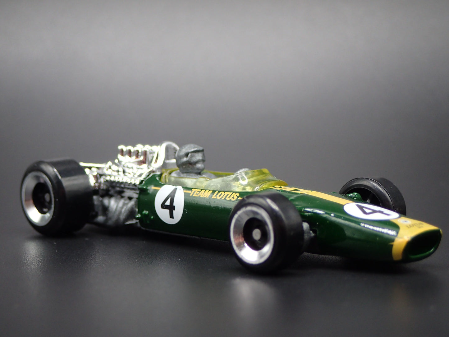 1967 67 LOTUS TYPE 49 #4 FORMULA 1 F1 GREEN 1/64 SCALE DIORAMA DIECAST MODEL CAR