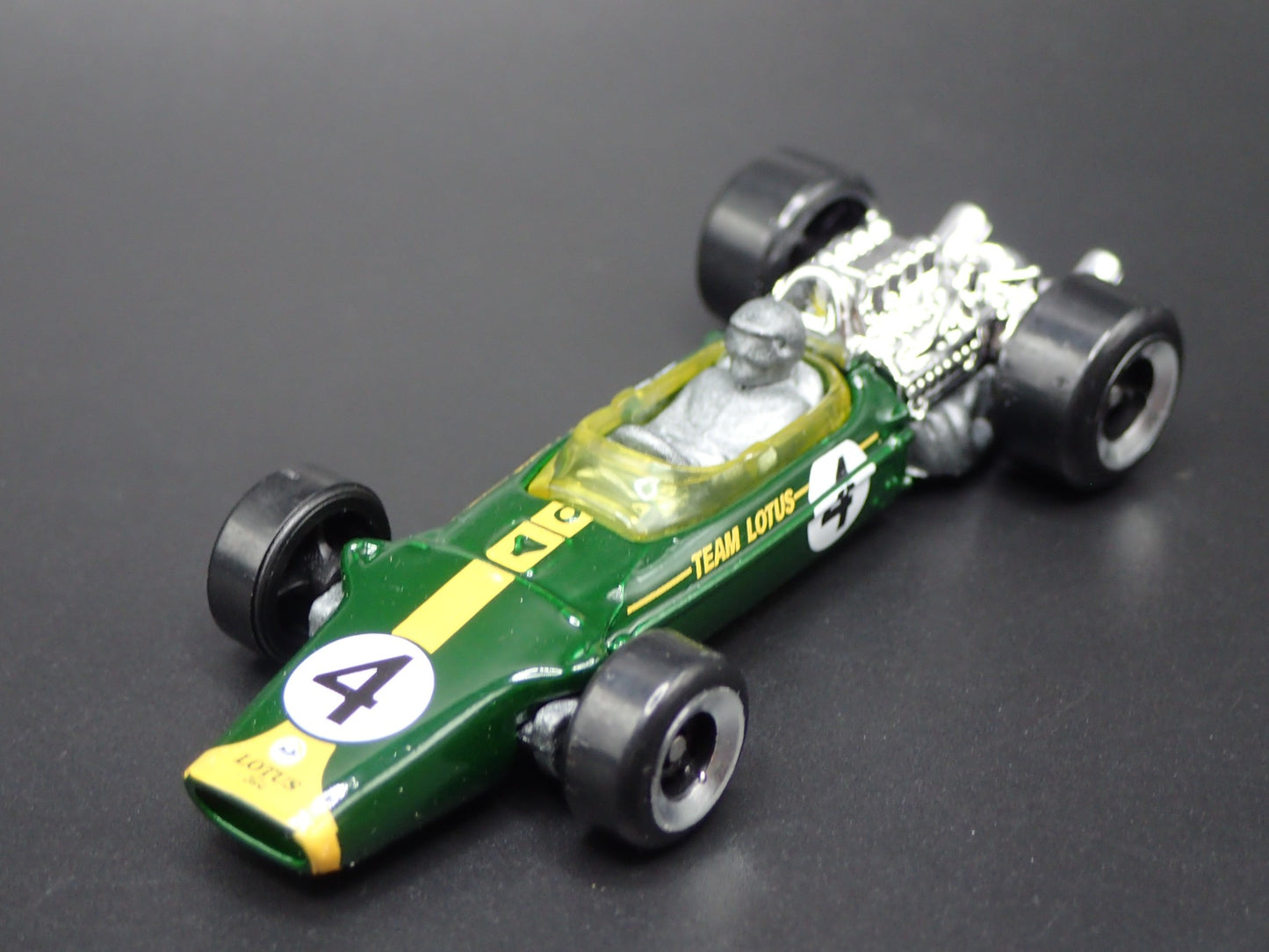 1967 67 LOTUS TYPE 49 #4 FORMULA 1 F1 GREEN 1/64 SCALE DIORAMA DIECAST MODEL CAR