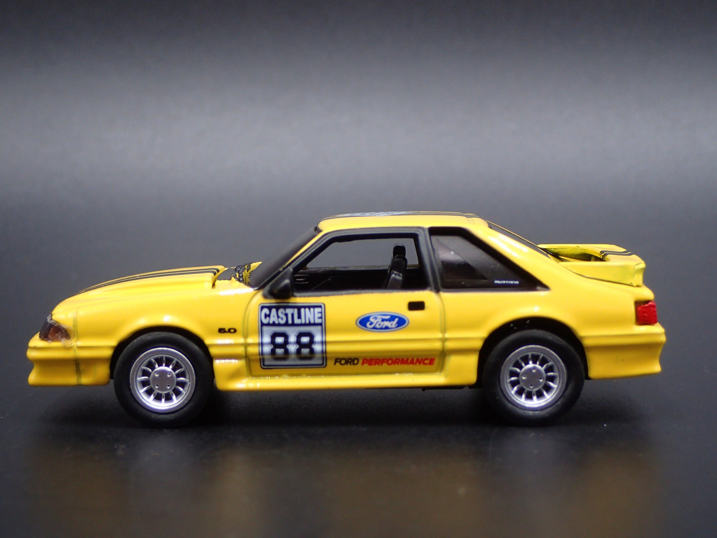 1988 88 FORD MUSTANG GT 5.0 FOX BODY YELLOW 1:64 SCALE DIORAMA DIECAST MODEL CAR