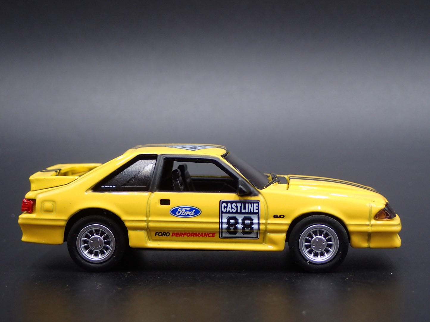 1988 88 FORD MUSTANG GT 5.0 FOX BODY YELLOW 1:64 SCALE DIORAMA DIECAST MODEL CAR