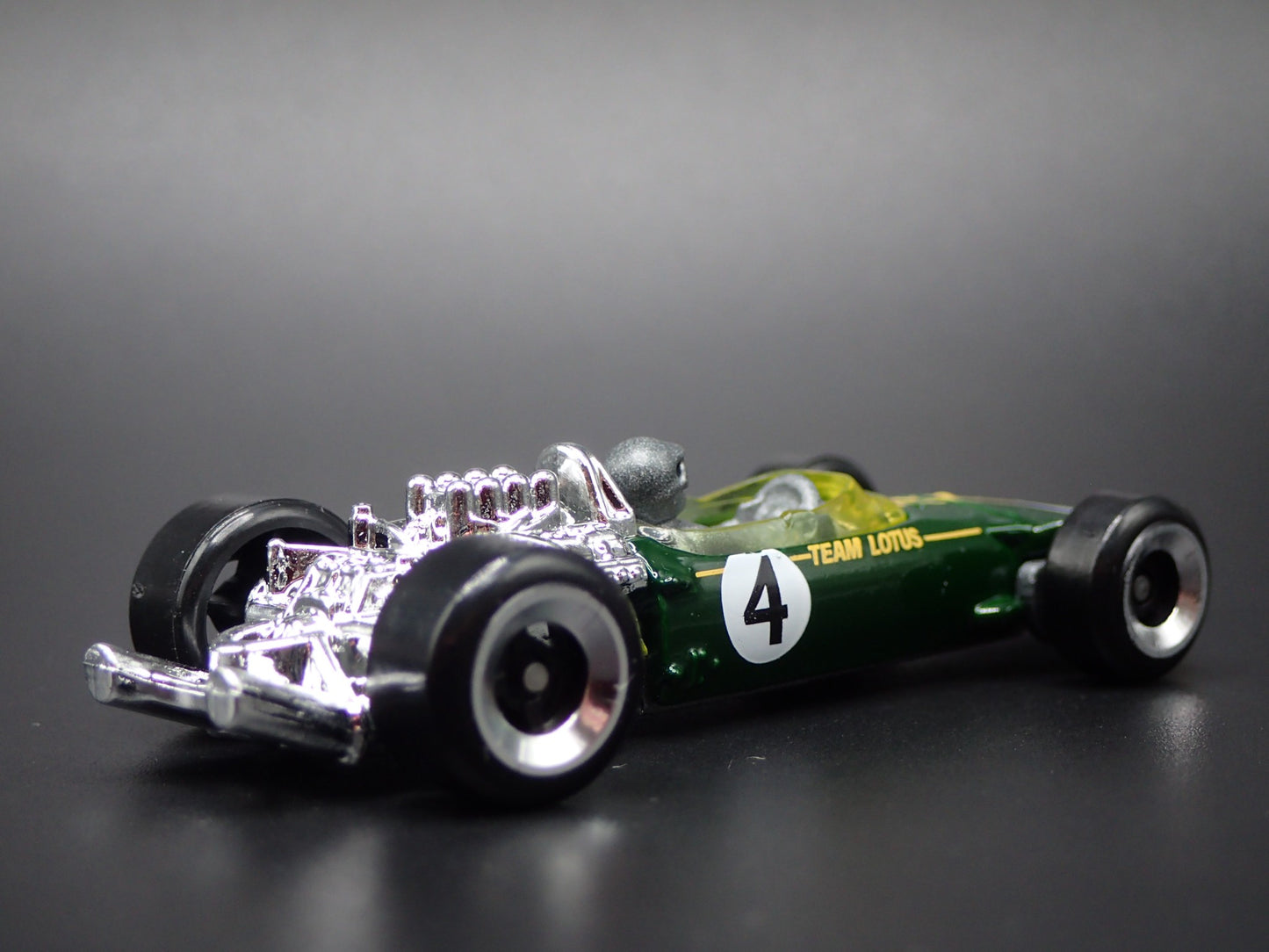 1967 67 LOTUS TYPE 49 #4 FORMULA 1 F1 GREEN 1/64 SCALE DIORAMA DIECAST MODEL CAR