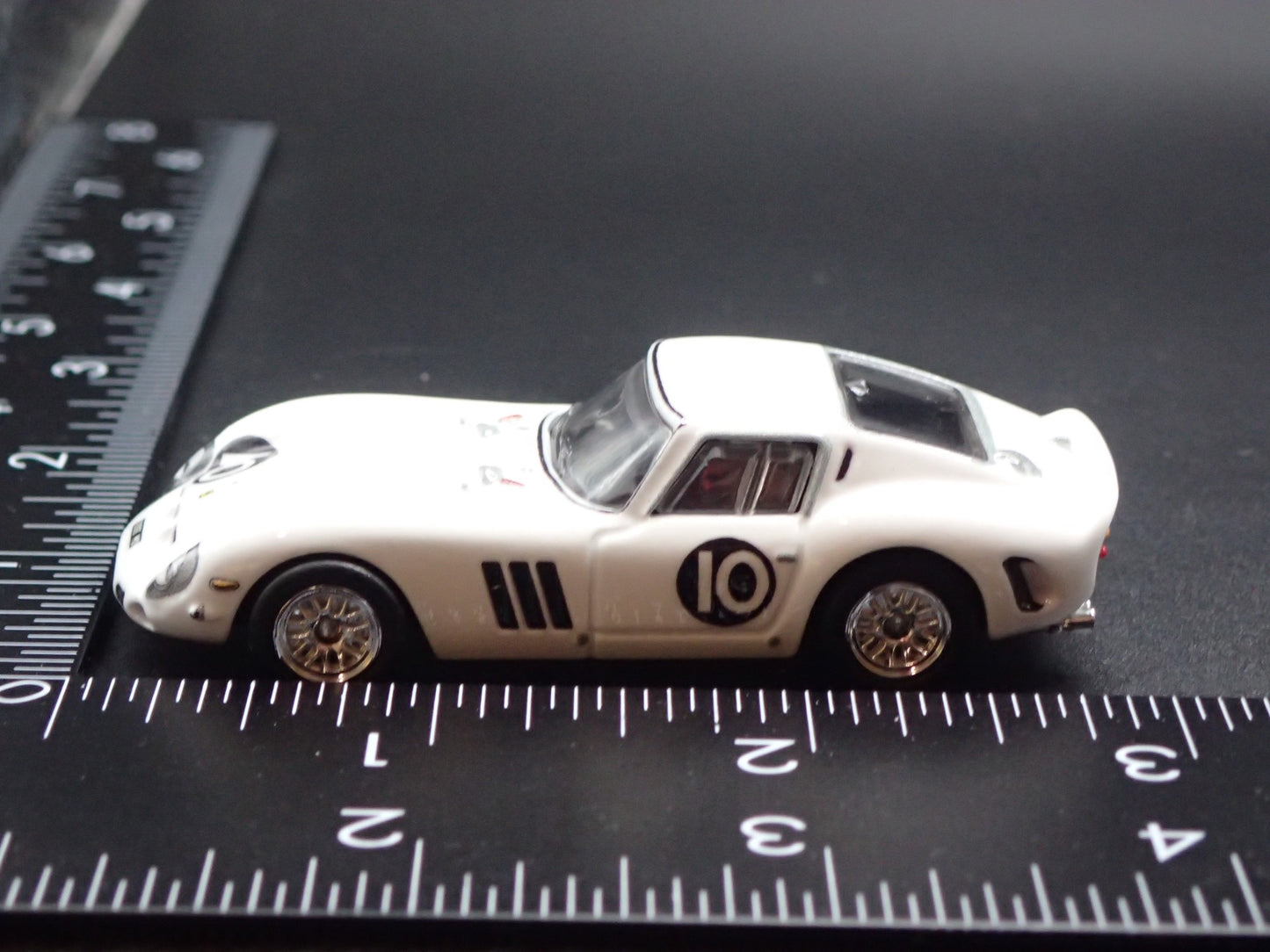 FERRARI 250 GTO RACING RARE 1:64 SCALE COLLECTIBLE DIORAMA DIECAST MODEL CAR