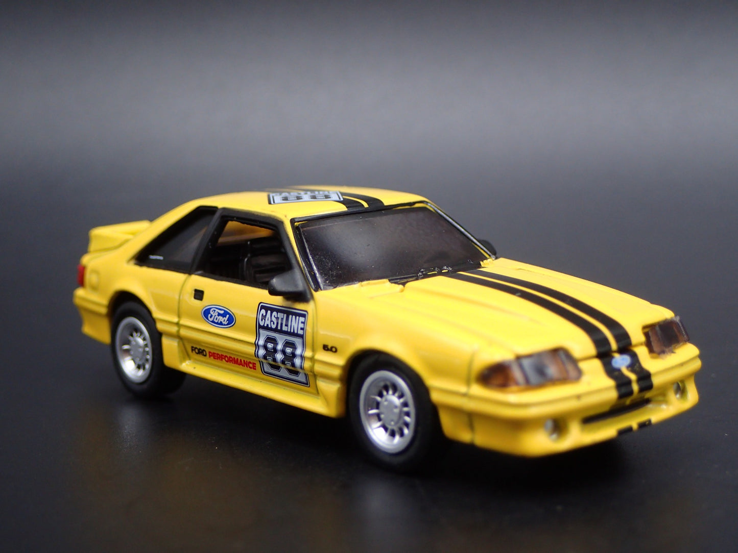 1988 88 FORD MUSTANG GT 5.0 FOX BODY YELLOW 1:64 SCALE DIORAMA DIECAST MODEL CAR