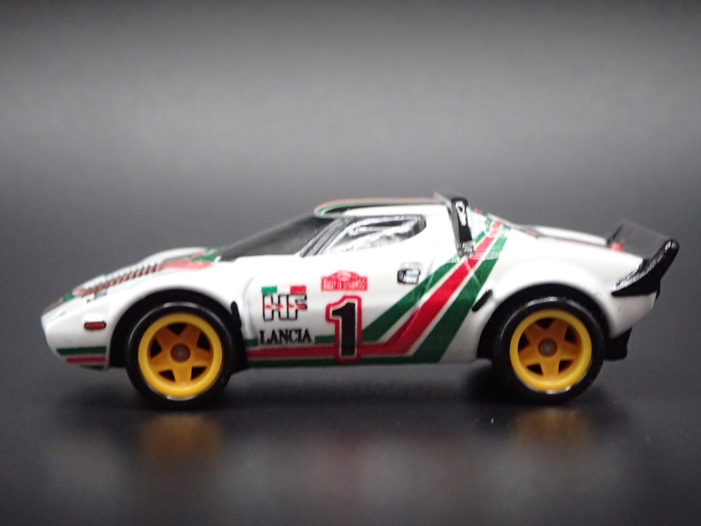1973-1978 LANCIA STRATOS RACE CAR WHITE 1:64 SCALE DIORAMA DIECAST MODEL CAR