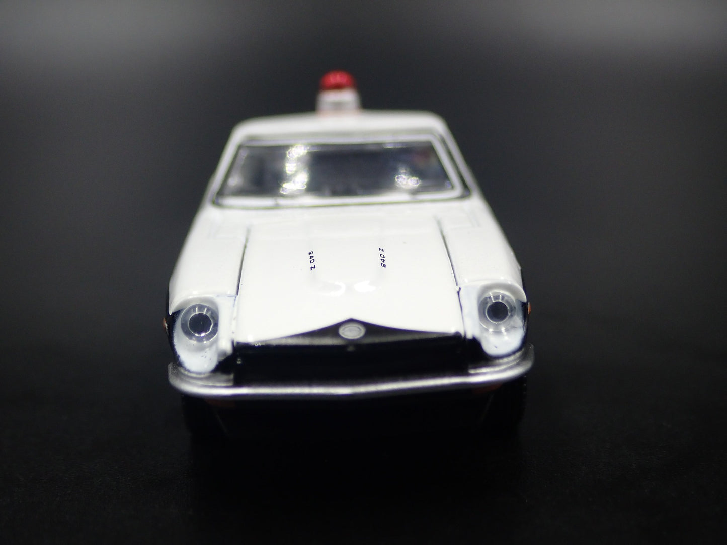 1970-1973 DATSUN 240Z JAPAN KOBAN POLICE 1:64 SCALE DIORAMA DIECAST MODEL CAR