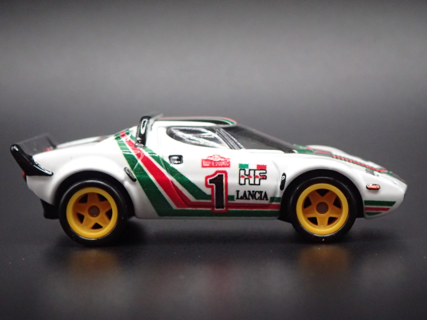 1973-1978 LANCIA STRATOS RACE CAR WHITE 1:64 SCALE DIORAMA DIECAST MODEL CAR