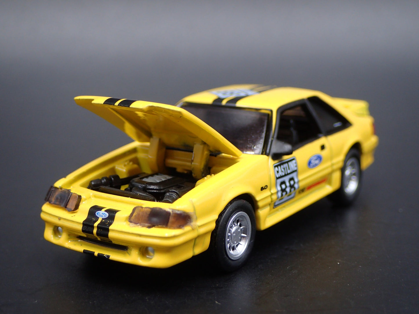 1988 88 FORD MUSTANG GT 5.0 FOX BODY YELLOW 1:64 SCALE DIORAMA DIECAST MODEL CAR