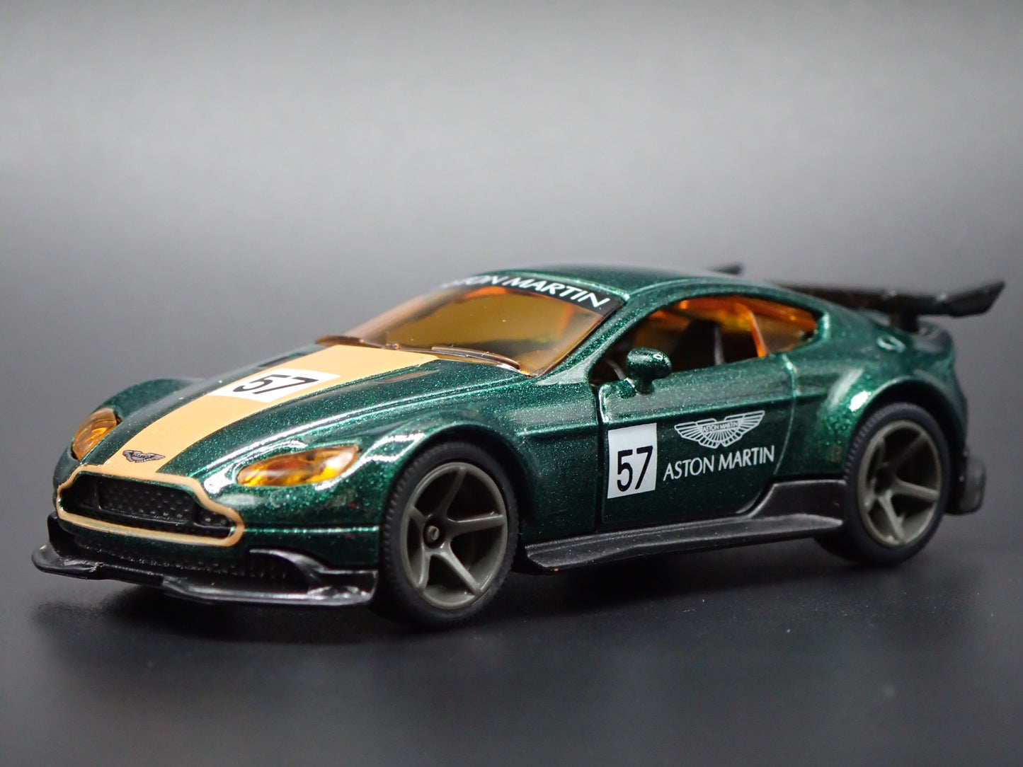 2016-2017 ASTON MARTIN VANTAGE GT8 RACING 1/64 SCALE DIORAMA DIECAST MODEL CAR