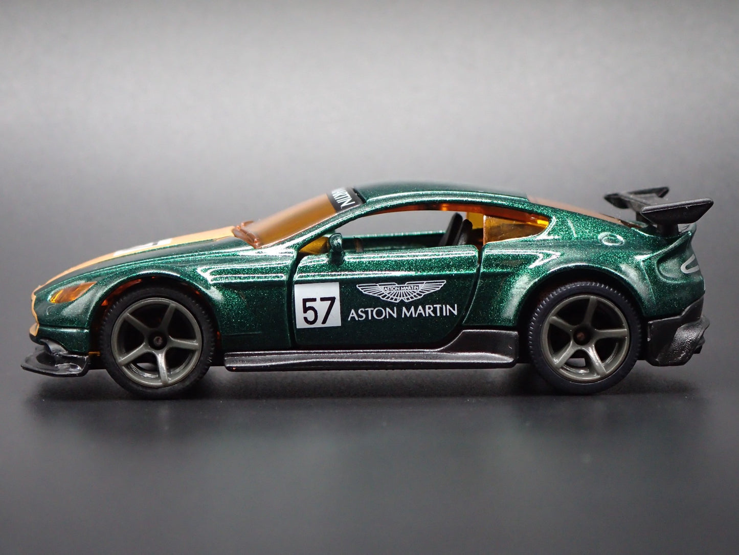 2016-2017 ASTON MARTIN VANTAGE GT8 RACING 1/64 SCALE DIORAMA DIECAST MODEL CAR