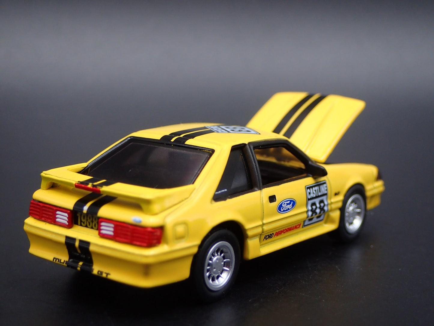 1988 88 FORD MUSTANG GT 5.0 FOX BODY YELLOW 1:64 SCALE DIORAMA DIECAST MODEL CAR