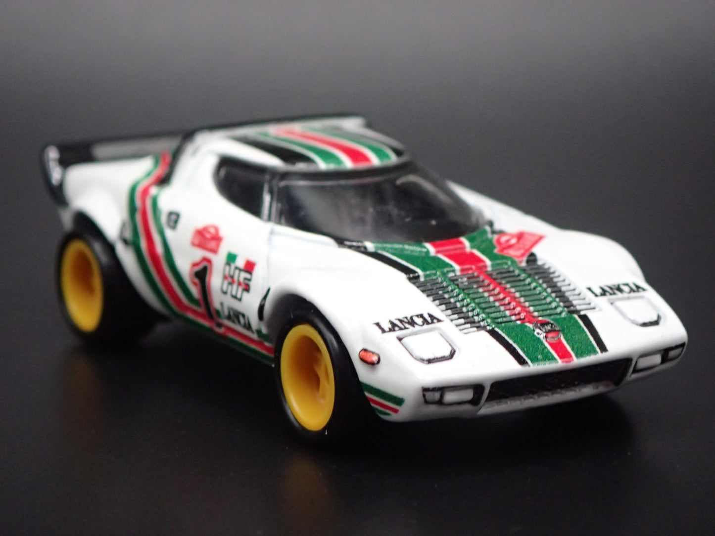 1973-1978 LANCIA STRATOS RACE CAR WHITE 1:64 SCALE DIORAMA DIECAST MODEL CAR