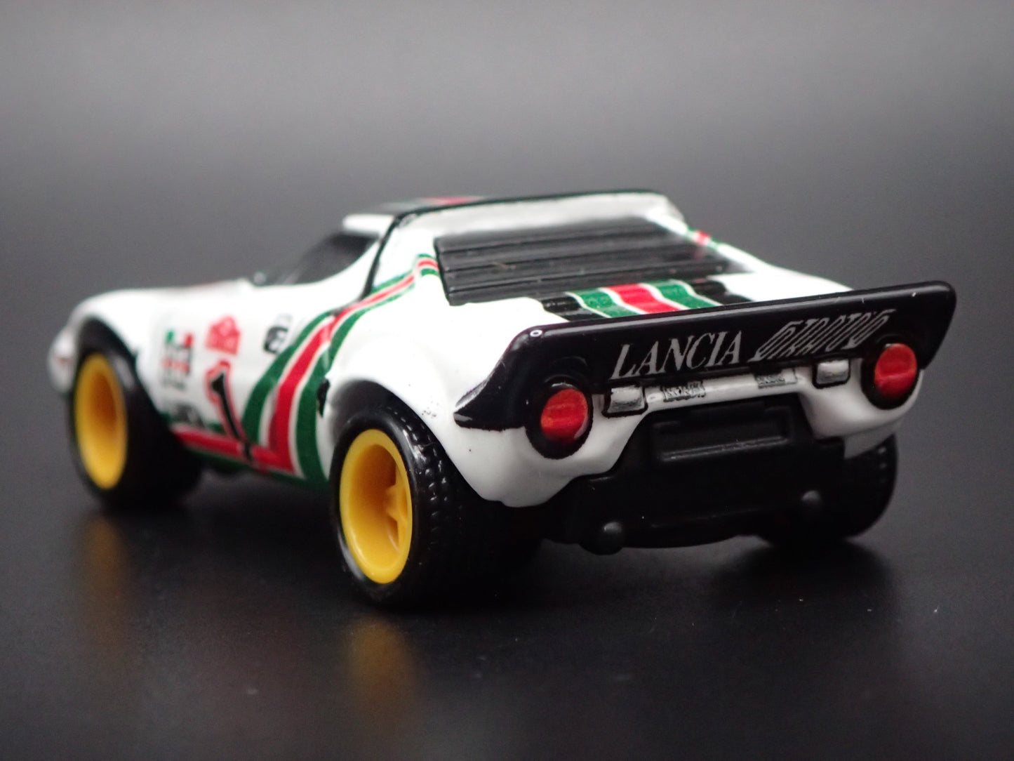 1973-1978 LANCIA STRATOS RACE CAR WHITE 1:64 SCALE DIORAMA DIECAST MODEL CAR